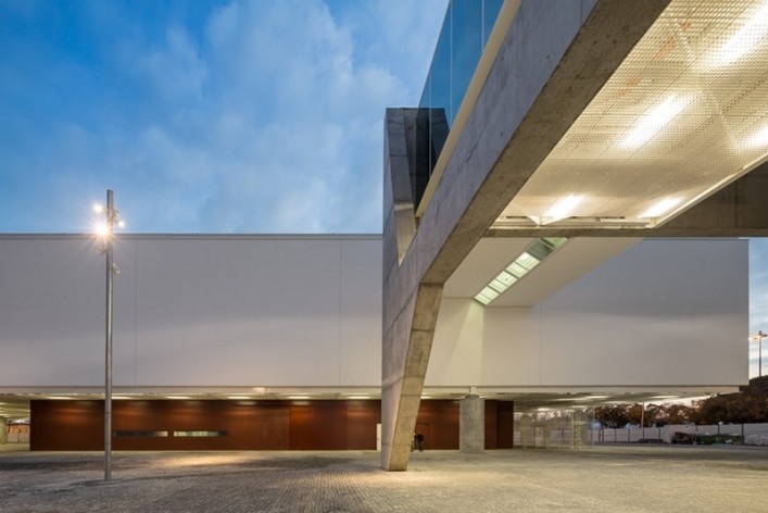 Museu Nacional dos Coches, articulação entre anexo e pavilhão principal, Lisboa. Arquiteto Paulo Mendes da Rocha, MMBB arquitetos e Bak Gordon arquitetos<br />Foto Fernando Guerra  [FG+SG Architectural Photography]