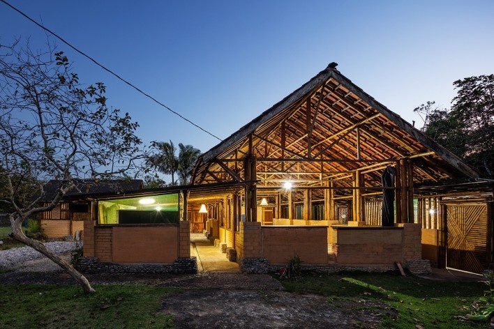 Centro comunitário Camburi, Ubatuba SP Brasil, 2018. CRU! Architects, Sven Mouton, Reintje Jacobs, Britt Christiaense e Jan Detavernier<br />Foto Nelson Kon 