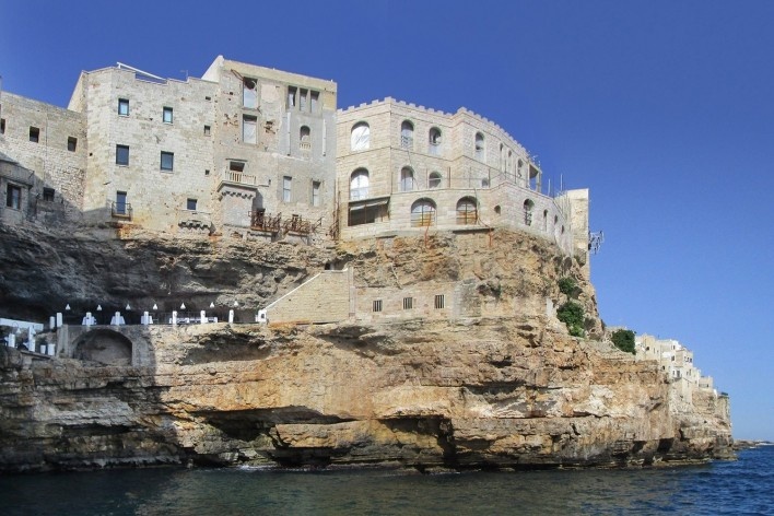 Grotta del Palazzo em Polignano a Mare, Itália<br />Fotomontagem Victor Hugo Mori, 2016 