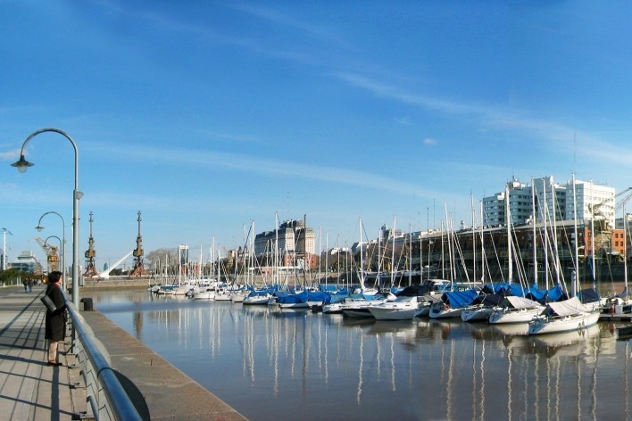 Alexandrina Mori em Puerto Madero, Buenos Aires, Argentina, 2004<br />Foto Victor Hugo Mori 