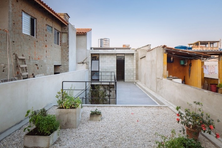 Casa Vila Matilde, terraço e dormitório. Terra e Tuma Arquitetos<br />Foto Pedro Kok 