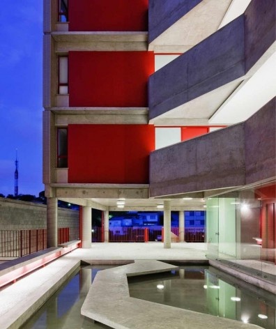 Edifício habitacional na Rua Simpatia. GrupoSP<br />Foto Nelson Kon 
