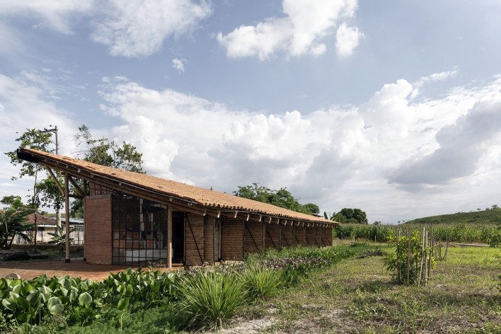Taller de Confección Amairis, San Isidro, Colombia. Taller Ruta 4<br />Foto Federico Cairoli 