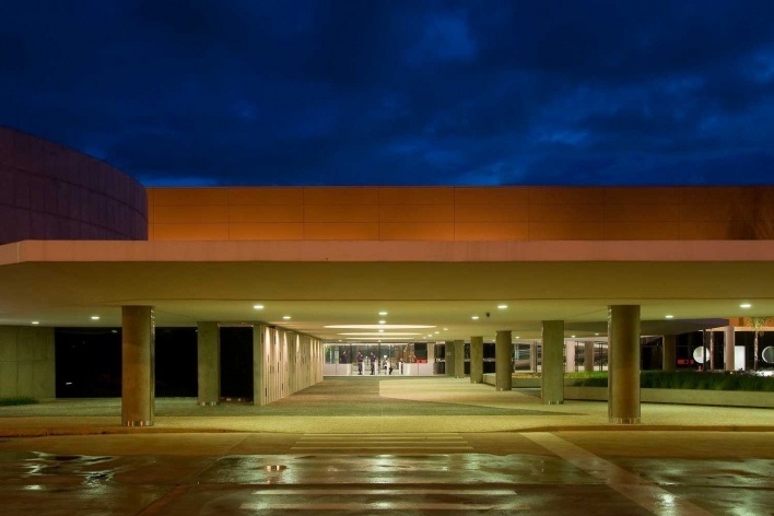 FHE – Fundação Habitacional do Exército, vista noturna, marquise em primeiro plano. Escritório MGS – Macedo, Gomes & Sobreira<br />Foto Joana França 