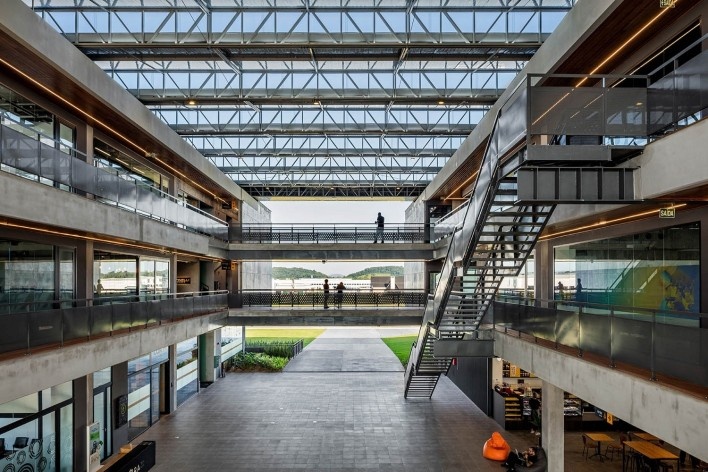 Ágora Tech Park, Joinville SC Brasil, 2019. Arquitetos Marcus Vinicius Damon, Guilherme Bravin e Andressa Diniz / Estúdio Módulo<br />Foto Nelson Kon 