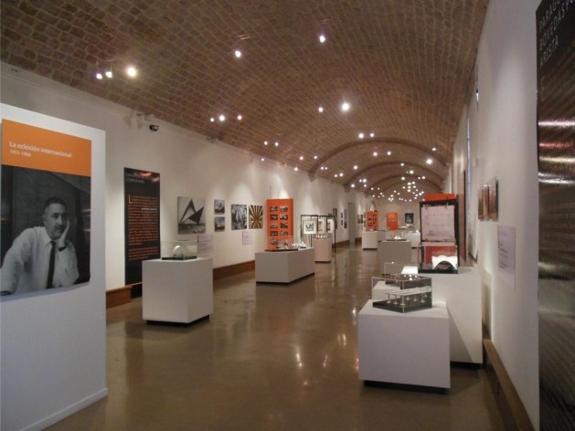 La Sala 1 del Centro Cultural Clavijero de Morelia alberga, bajo su magnífica bóveda de piedra, los ligeros Cascarones de Candela<br />Fotografía divulgación 