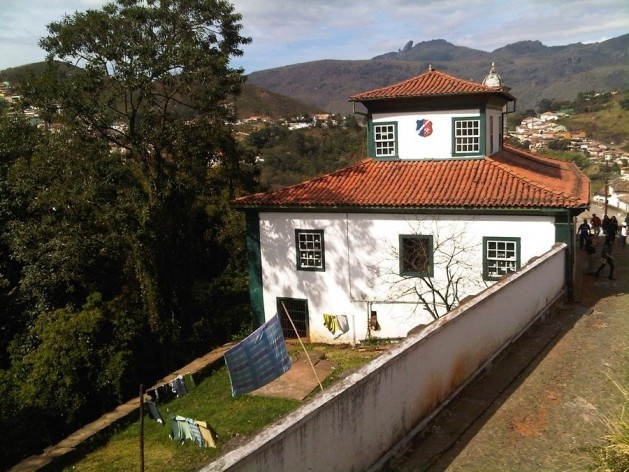Terreno plano conformado por muros de arrimo abrigando casarão e quintal com varal de roupas<br />Foto Abilio Guerra 