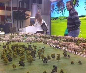 Estande com empreendimento imobiliário no pavilhão brasileiro, com campo de golfe <br />Foto Affonso Orciuoli 