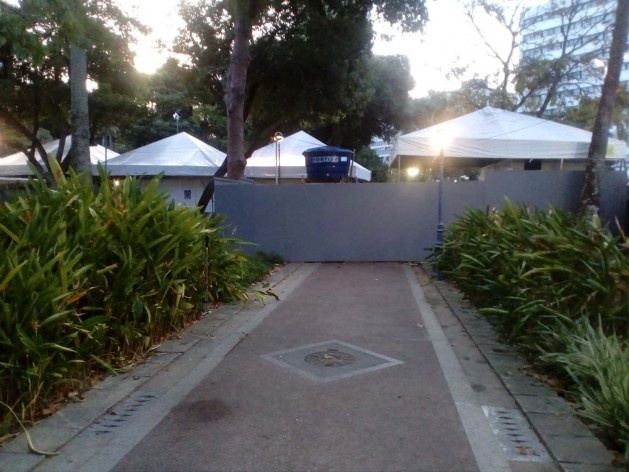 O interior da praça Campo Grande ocupado pelas instalações de apoio para o carnaval. As vias que são normalmente utilizadas por moradores da cidade para corrida e caminhada se encontram interditadas<br />Foto Volha Yermalayeva Franco 
