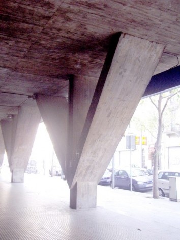 El pilar trípode invertido de hormigón moldeado in situ<br />Foto Nicolás Sica Palermo 