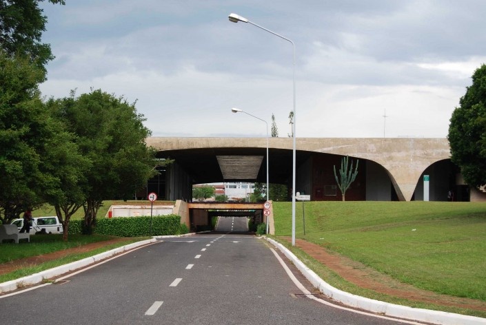 Escola Superior de Administração Fazendária – ESAF, via principal de circulação de automóveis, Brasília DF<br />Foto Daniel Corsi 