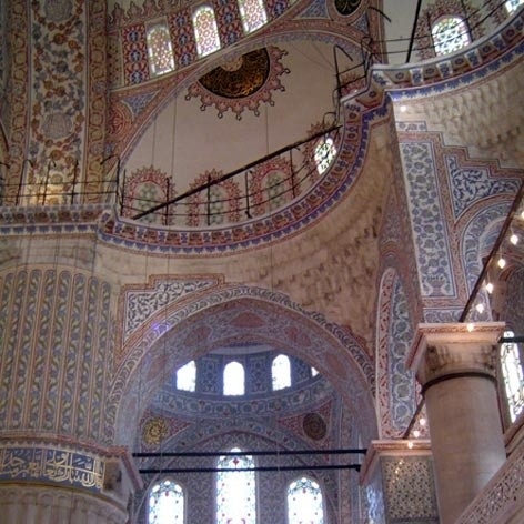 A luz entra através de uma das abóbodas e de vitrais da Mesquita Azul. rebate nos azulejos e cria uma iluminação azulada no interior do templo<br />Foto Ismail Küçük 