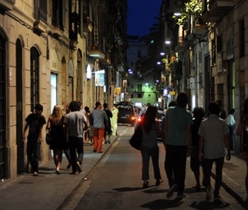 Pessoas "ravalejando" pelo Raval<br />Foto Marcio Cotrim e Rodrigo Stocco 
