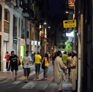 Pessoas "ravalejando" pelo Raval<br />Foto Rodrigo Stocco 
