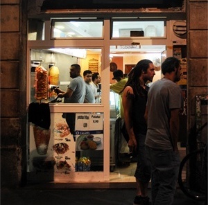 Pessoas "ravalejando" pelo Raval<br />Foto Rodrigo Stocco 