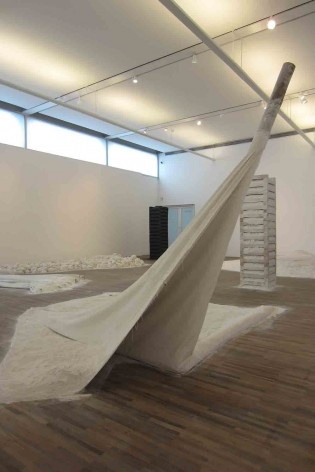 Centro Universitário Maria Antônia, exposição “Cal”, de Nuno Ramos, São Paulo SP, dez. 2015<br />Foto Una Arquitetos 