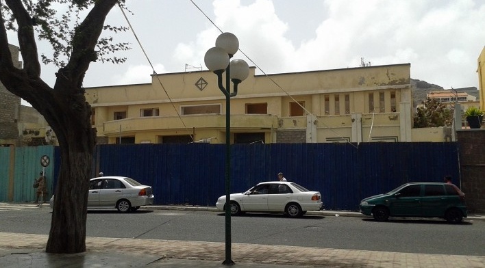 Mindelo, Praça Amílcar Cabral. Edifício do Éden Park, antigo cinema da cidade, em obras para receber acréscimo de múltiplos pavimentos<br />Foto Marcela Santana, 2016 
