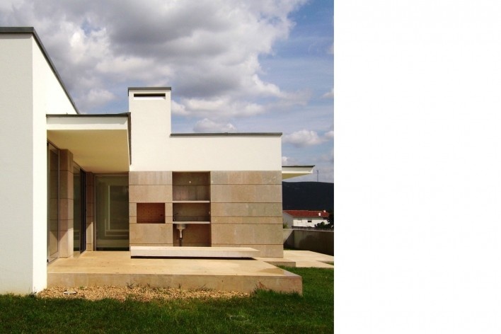 Casa na Cruz de Oliveira, 1ª fase, Benedita, Portugal. Arquiteto Pedro Fonseca Jorge<br />Foto Pedro Fonseca Jorge / Pedro Cavaco Leitão 