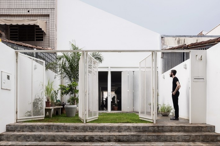 Casa 711H, Brasília, 2017. Arquitetos Daniel Mangabeira, Henrique Coutinho e Matheus Seco<br />Foto Joana França 