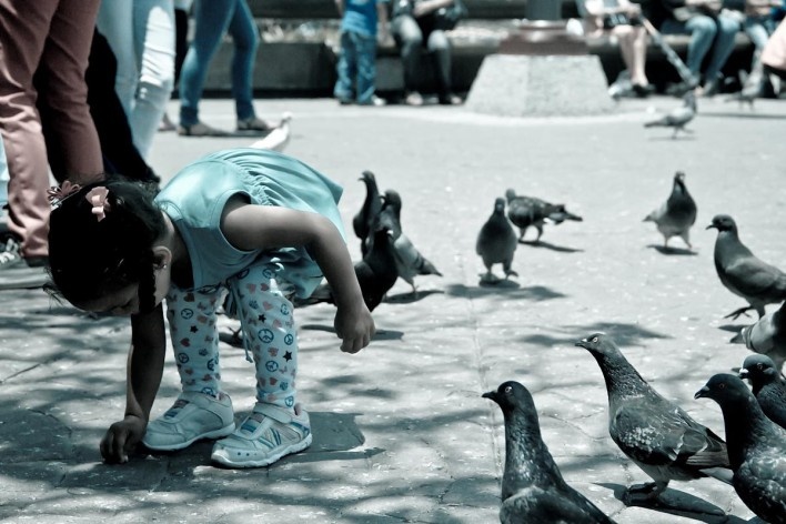 Menina e pombos em frente ao Teatro Nacional II, San José, Costa Rica<br />Foto Junia Mortimer 
