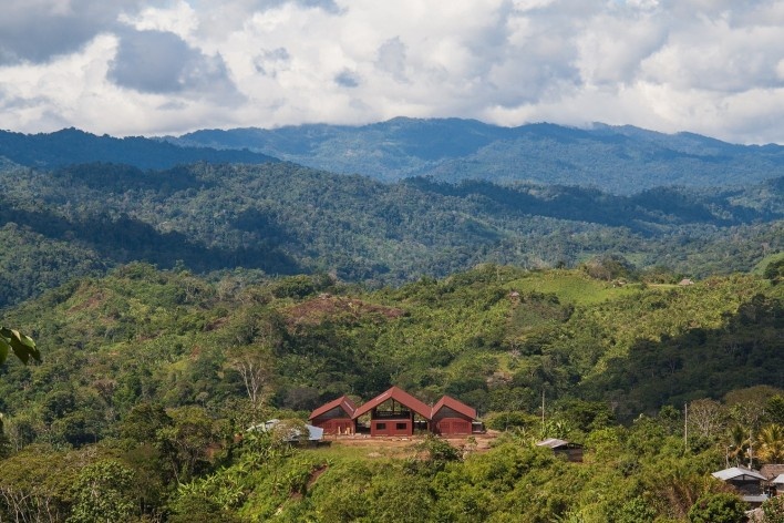 Escuela inicial y primaria Unión Alto Sanibeni, Comunidad Nativa Unión Alto Sanibeni, Pangoa, Junin, Perú, 2019. Arquitectos Marta Maccaglia, Raúl Arancibia, Giulia Perri y Susanna Olivieri / Asociación Semillas para el Desarrollo Sostenible<br />Foto Equipo Semillas 