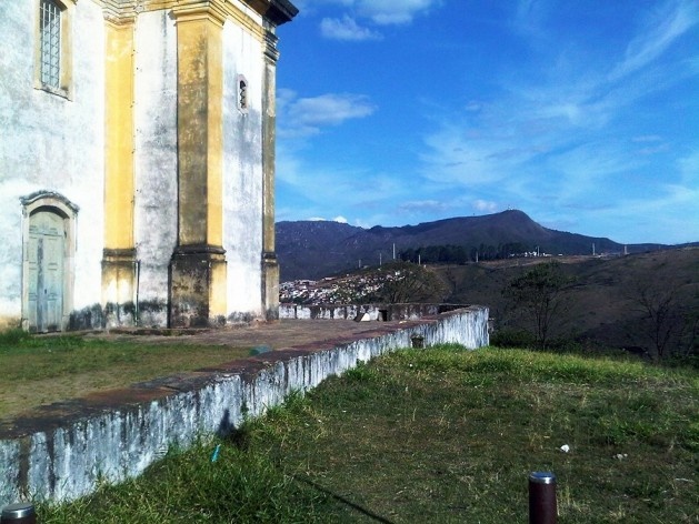 Arrimo e adro de pedra da igreja São Francisco de Paula<br />Foto Abilio Guerra 