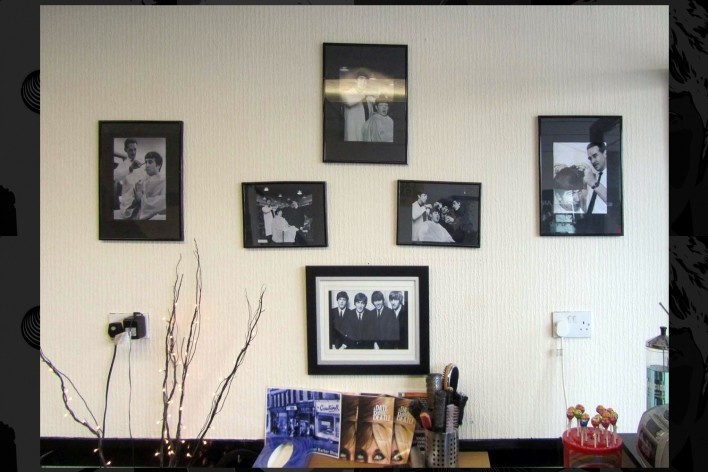 Barber Shop Penny Lane: “Penny Lane there is a barber showing photographs…”<br />Foto Victor Hugo Mori 