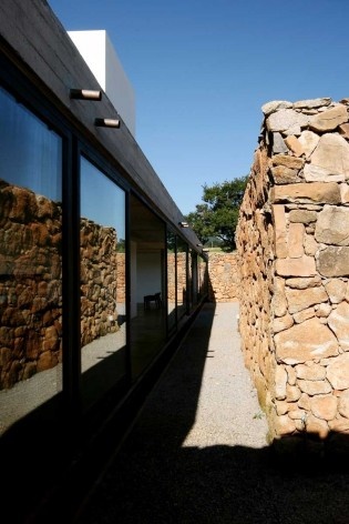 Casa em Joanopolis, circulação externa, Una Arquitetos, menção honrosa categoria profissional/ obras concluídas. Joanopolis, SP, 2005-2008.