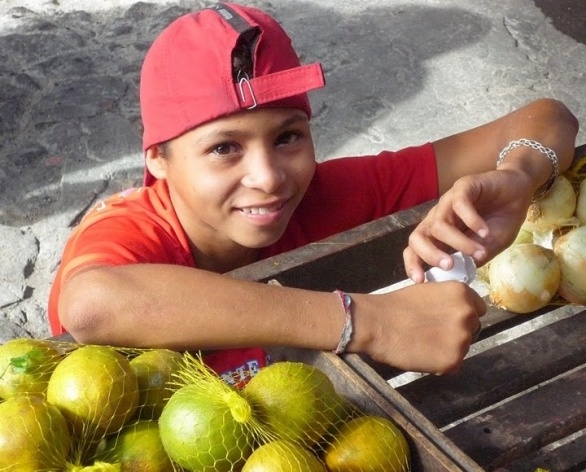 Itapajé, Ceará. Menino da laranja<br />Foto José Albano 