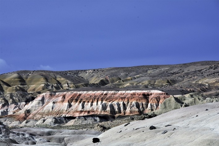 A história da paisagem, contada através das camadas de subsolo e suas cores. Bosque Petrificado, Sarmiento, Estado de Chubut, Argentina<br />Foto Diana Souza 