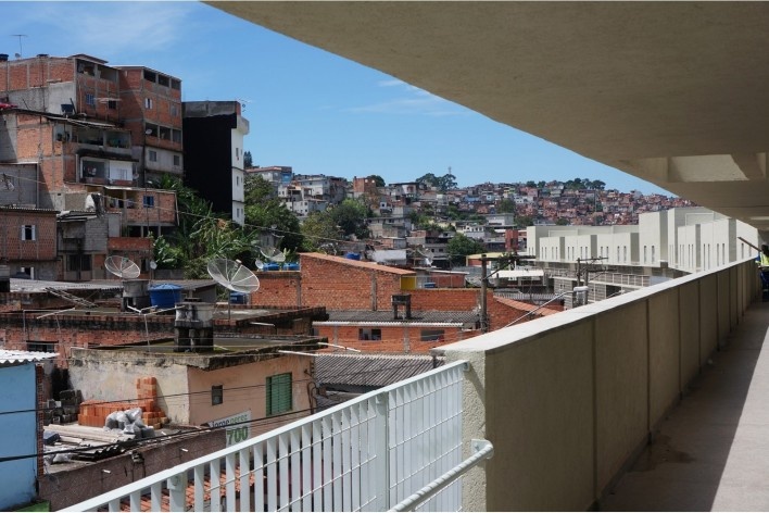 Parque Novo Santo Amaro V - Programa Mananciais, vista da circulação urbana, São Paulo SP Brasil, 2009 – 2012. Arquitetos Héctor Vigliecca, Luciene Quel, Neli Shimizu e Ronald Fiedler Werner / Vigliecca & Associados<br />Foto divulgação  [Acervo Vigliecca & Associados]