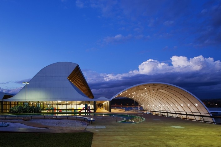 Sarah Brasília Lago Norte, galpão para esportes náuticos, Brasília DF<br />Foto Nelson Kon  [LIMA, João Filgueiras (Lelé). "Arquitetura - uma experiência na área da saúde"]