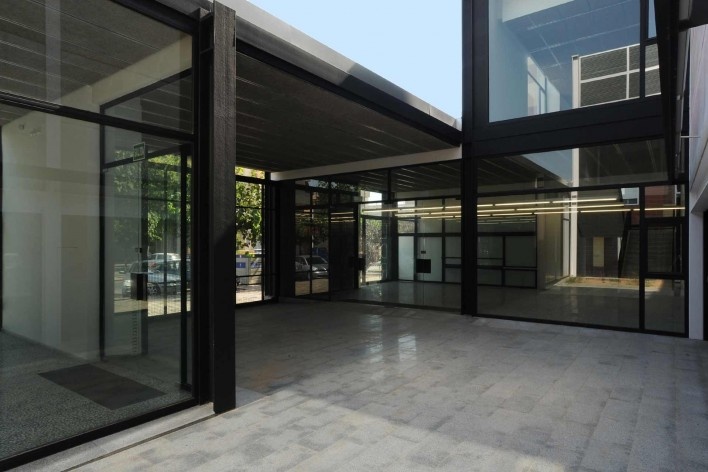 L’Auditori en Massanass. Vista del acceso desde el patio. Carlos Gómez y Eva Álvarez, Gómez+Álvarez arquitectes, Valencia, España, 2009-2011.