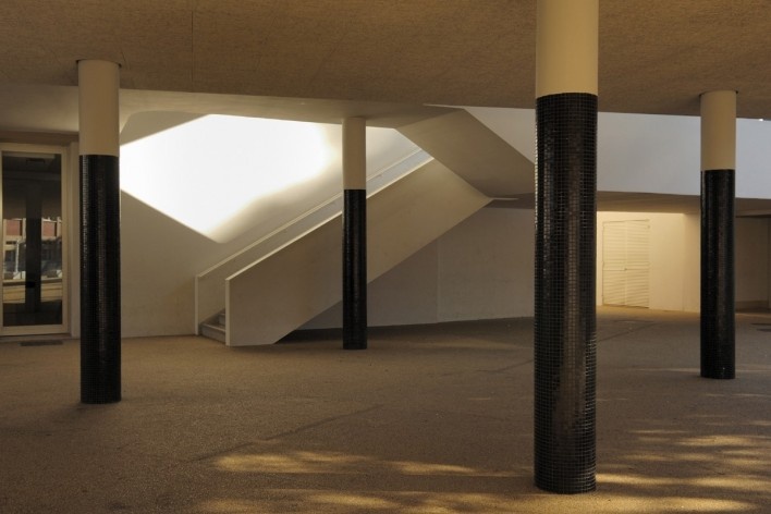 Escola Marquesa de Alorna, vista para o pátio, a partir da escadaria principal da escola, restaurada, Lisboa, 2008-2012<br />Foto Laura Castro Caldas & Paulo Cintra 