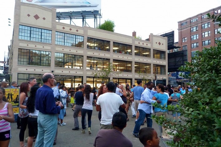 Vida urbana nas praças de Nova York, com as atividades festivas nas ruas. A apropriação das ruas pelos pedestres<br />foto José Barki 