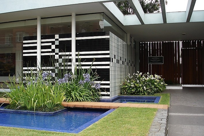 Jo Slaviero e Guedes Galeria de Arte, arquitetura de Miguel Juliano, paisagismo de Waldemar Cordeiro e painel de Maurício Nogueira Lima<br />Foto Michel Gorski 
