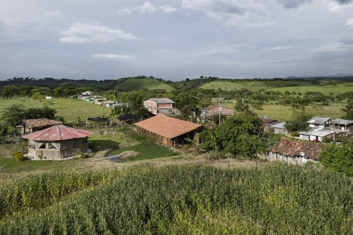 Taller de Confección Amairis, San Isidro, Colombia. Taller Ruta 4<br />Foto Federico Cairoli 