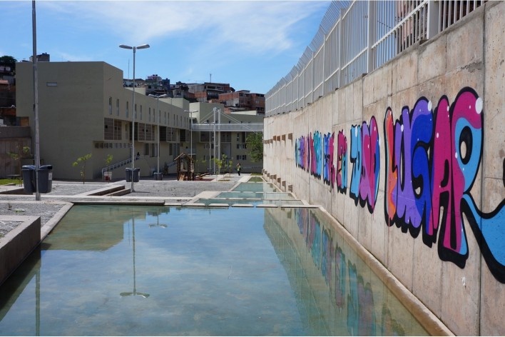 Parque Novo Santo Amaro V - Programa Mananciais, vista do espelho d’água e do bloco 01, São Paulo SP Brasil, 2009 – 2012. Arquitetos Héctor Vigliecca, Luciene Quel, Neli Shimizu e Ronald Fiedler Werner / Vigliecca & Associados<br />Foto divulgação  [Acervo Vigliecca & Associados]