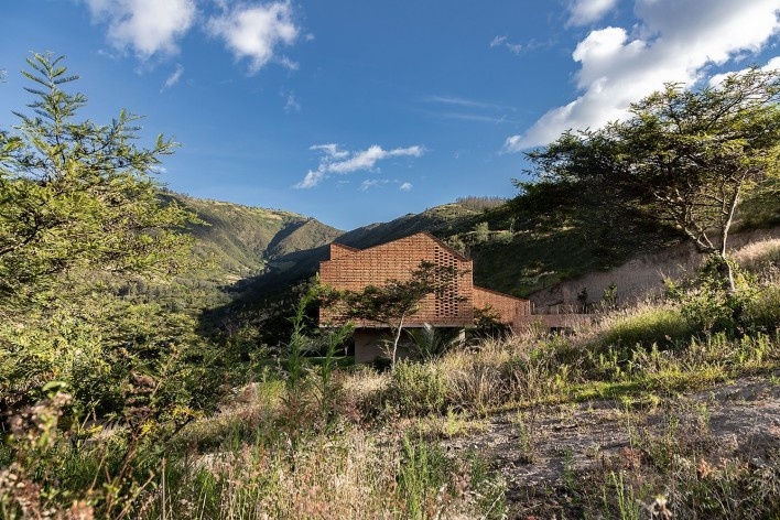 Cangahua House, Pacho Salas, Tumbaco, Ecuador, 2020. Architects Felipe Muller, Gonzalo Diez, Paola Picciallo, Alvaro Borrero and Hugo Navarrete (authors) / Diez+ Muller Arquitectos<br />Foto/photo Jag Studio 