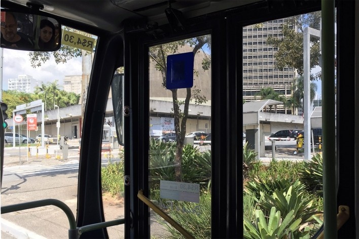 Paço municipal de Santo André visto do ônibus elétrico<br />Foto Abilio Guerra 