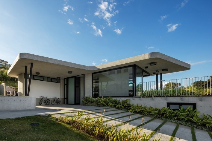 Casa LLF, São José dos Campos SP Brasil, 2019. Arquitetos João Paulo Daolio e Thiago Natal Duarte (autores) / Obra Arquitetos<br />Foto/photo Nelson Kon 