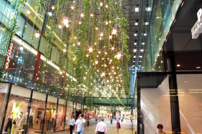 Fünf Höfe, “coração” do projeto com os “jardins suspensos”, obra de arte de Tita Giese<br />Foto Mathias Wolff 