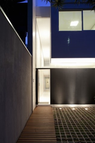 Fachada à noite<br />Foto Fran Parente 