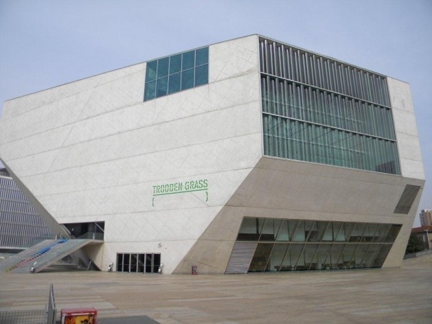Casa da Música em Porto. Projeto de Rem Koolhaas.<br />Foto Geraldo Silveira 