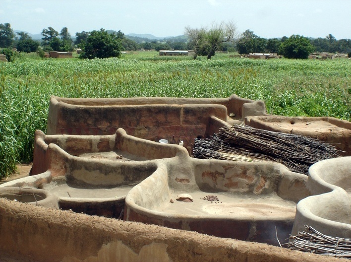 Aldeia de Tiébélé em meio à natureza<br />Foto Renato Barbieri 