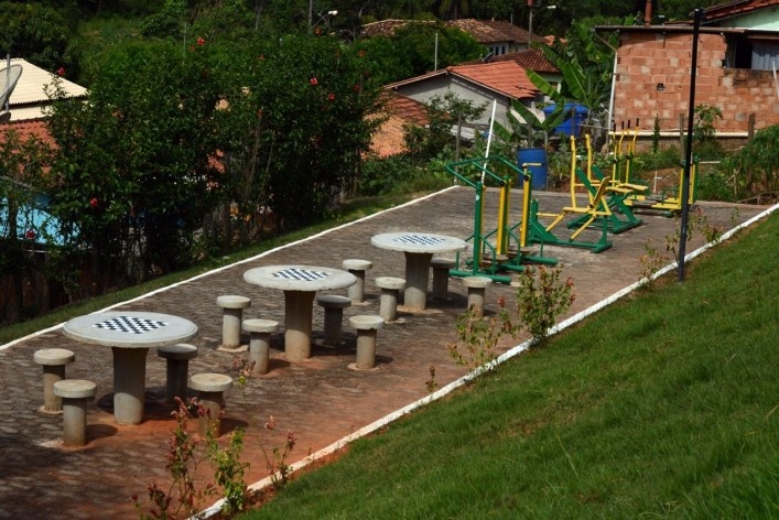 Área de lazer e equipamentos de ginástica da melhor idade na comunidade de São Sebastião da Vargem Alegre<br />Foto/Photo Fabio Lima 