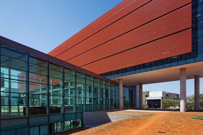 Câmara Legislativa do Distrito Federal, vista externa, Brasília DF, 1989-2007. Projeto Paulista de Arquitetura<br />Foto Nelson Kon 