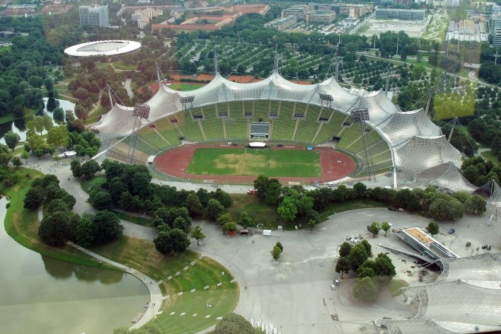 Conjunto do Parque Olímpico, que inovou a arquitetura esportiva com linguagem de vanguarda na periferia de Munique no início da década de 1970. Arquitetos Gunther Behnisch e Frei Otto<br />Foto Mathias Wolff 