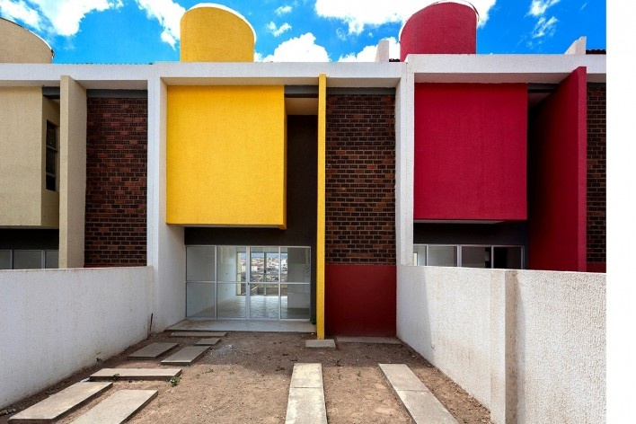Sobrados Novo Jardim, Caruaru PE, 2016. Arquitetos Pablo Patriota, Bernardo Lopes e Mariana Caraciolo (autores) / Jirau Arquitetura<br />Foto/photo Antonio Preggo 