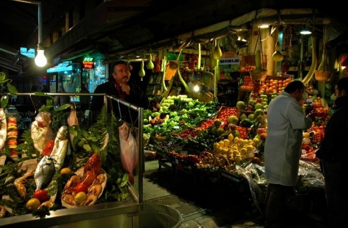 Mezcla de colores en los puestos de feria nocturna cerca de la Istiklal Caddesi<br />Fotos: Rogério Vilas Boas 